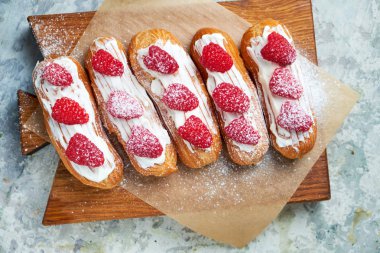 Kek eclair. Gri dokulu arka plan. Güzel servis yemekleri. Tatlı. Besin zinciri