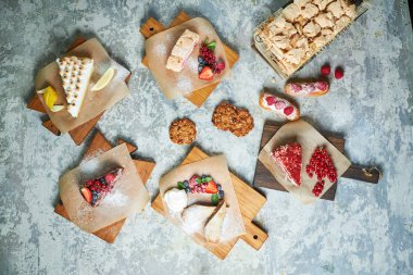 Çeşitli tatlılar. Üst te. Gri dokulu arka plan. Güzel servis yemekleri. Tatlı. Besin zinciri