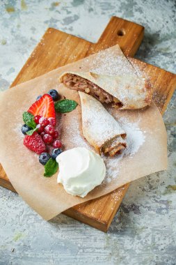 Elma strudel' ı. Gri dokulu arka plan. Güzel servis yemekleri. Tatlı. Besin zinciri