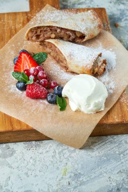 Elma strudel' ı. Gri dokulu arka plan. Güzel servis yemekleri. Tatlı. Besin zinciri
