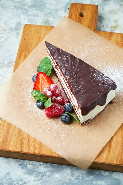 Pastel de chocolate. Fondo texturizado gris. Hermosos platos. Postre. Cadena alimentaria — Foto de Stock