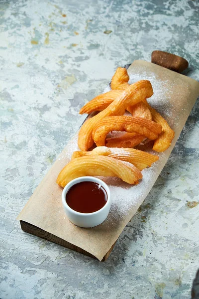 Churos İspanyol tatlısı. Gri dokulu arka plan. Güzel servis yemekleri. Tatlı. Besin zinciri