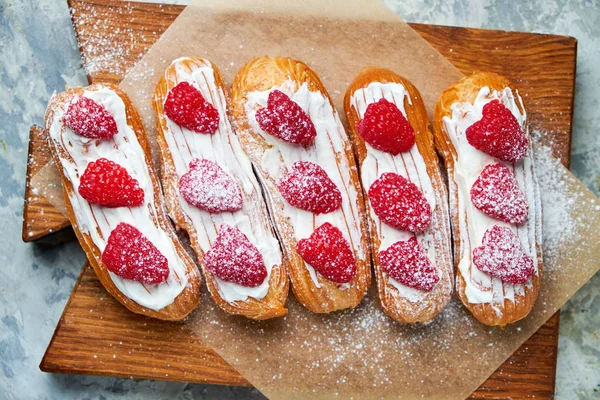 Kek eclair. Gri dokulu arka plan. Güzel servis yemekleri. Tatlı. Besin zinciri