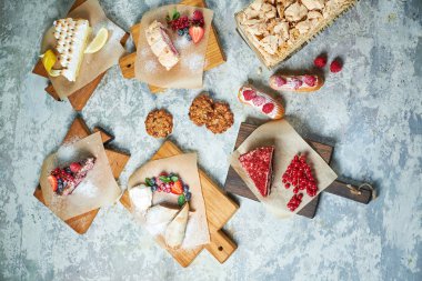 Çeşitli tatlılar. Üst te. Gri dokulu arka plan. Güzel servis yemekleri. Tatlı. Besin zinciri