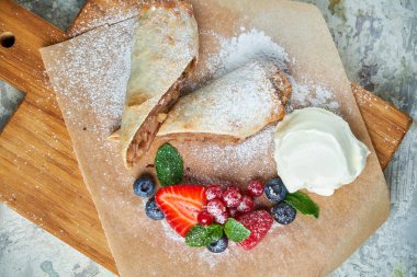 Elma strudel' ı. Gri dokulu arka plan. Güzel servis yemekleri. Tatlı. Besin zinciri