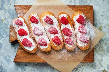 Kek eclair. Gri dokulu arka plan. Güzel servis yemekleri. Tatlı. Besin zinciri