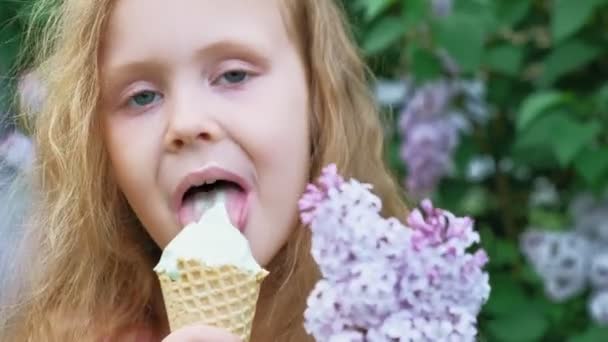 Little girl eats ice cream outdoors. Summer — Stock Video