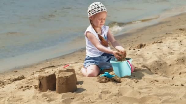 Children playing on the beach by the river on a sunny day — Stock Video