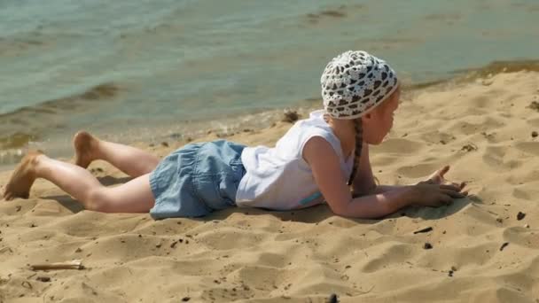 Preschool girl walks by the river on a summer day — Stock Video