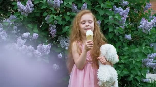 La niña come helado al aire libre. Verano — Vídeos de Stock