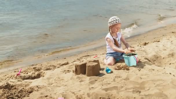 Barn som leker på stranden vid älven en solig dag — Stockvideo