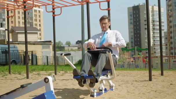 Empresario en un campo de deportes al aire libre. El concepto de un estilo de vida saludable . — Vídeos de Stock