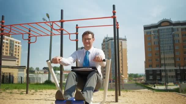 Uomo d'affari su un campo sportivo all'aperto. Il concetto di uno stile di vita sano . — Video Stock