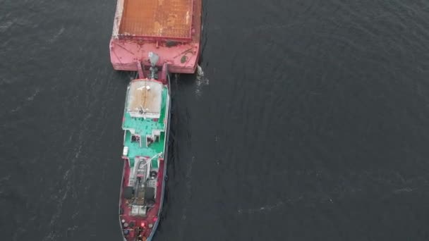 Antenn undersökning, uppifrån. En pråm med fartyget sanden flyter på floden. — Stockvideo