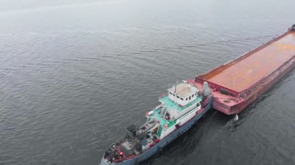 Inquérito aéreo, vista superior. Uma barcaça com a areia do navio está flutuando no rio . — Vídeo de Stock