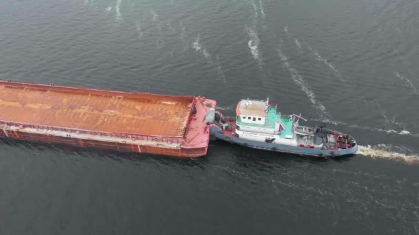 Relevé aérien, vue de dessus. Une péniche avec le sable du navire flotte sur la rivière .