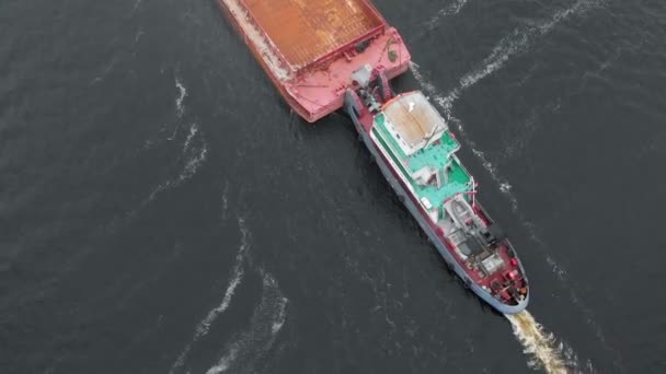 Inspección aérea, vista superior. Una barcaza con la arena del barco flota en el río . — Vídeos de Stock