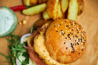 Peynirli Burger. Patates kızartması marul, domates ile