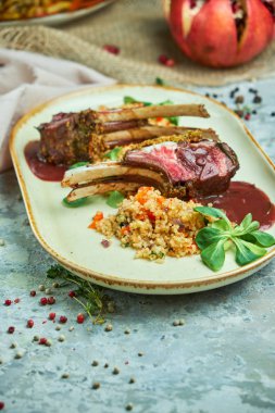 Bir tabakta ızgara kuzu pirzola ve risotto 