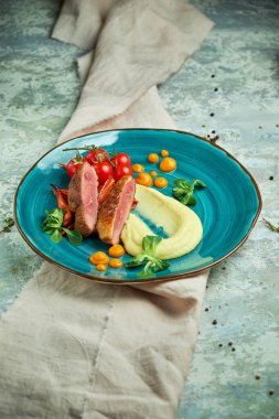 Rendelenmiş patates ve domates ile kızarmış et 