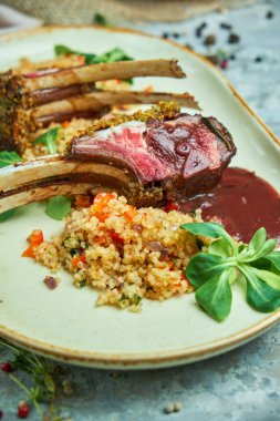 Bir tabakta ızgara kuzu pirzola ve risotto 