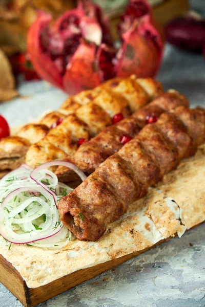 Piatti di carne con barbecue e kebab, su sfondo grigio — Foto Stock