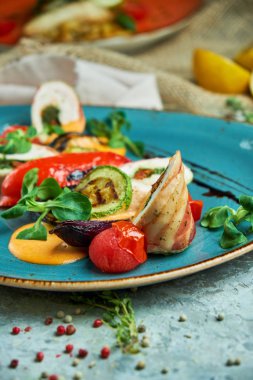 ızgara sebze ile baharat ile doldurulmuş tavuk rulo 