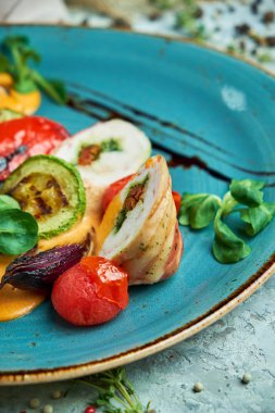 ızgara sebze ile baharat ile doldurulmuş tavuk rulo 