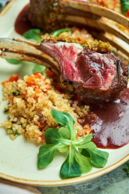 Bir tabakta ızgara kuzu pirzola ve risotto 