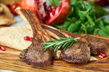 Barbeküden çıkan etle ahşap tahta.,