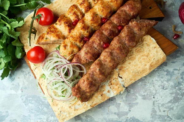 Płyty mięsne z grillem i Kebab, na szarym tle — Zdjęcie stockowe