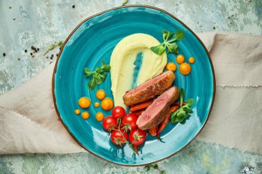 Rendelenmiş patates ve domates ile kızarmış et 