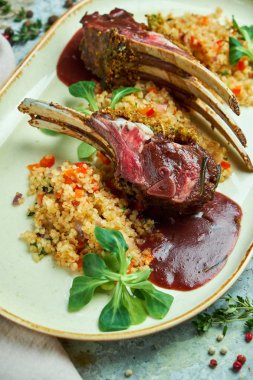 Bir tabakta ızgara kuzu pirzola ve risotto 