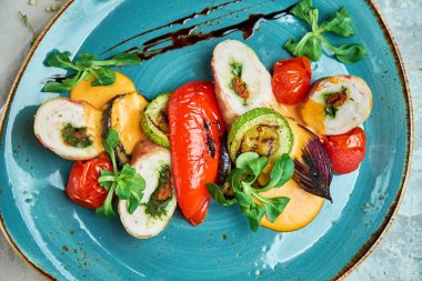 ızgara sebze ile baharat ile doldurulmuş tavuk rulo 