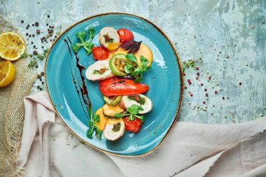 ızgara sebze ile baharat ile doldurulmuş tavuk rulo 