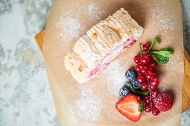 Beze rulosu. Gri dokulu arka plan. Güzel servis yemekleri. Tatlı. Besin zinciri