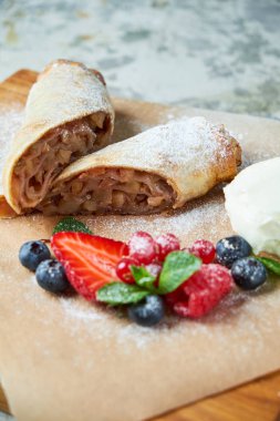 Elma strudel' ı. Gri dokulu arka plan. Güzel servis yemekleri. Tatlı. Besin zinciri