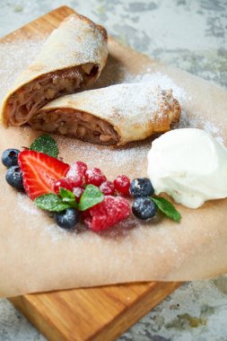 Elma strudel' ı. Gri dokulu arka plan. Güzel servis yemekleri. Tatlı. Besin zinciri