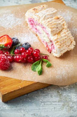 Beze rulosu. Gri dokulu arka plan. Güzel servis yemekleri. Tatlı. Besin zinciri