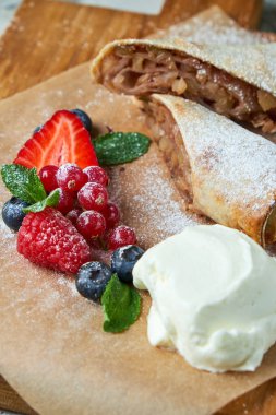 Elma strudel' ı. Gri dokulu arka plan. Güzel servis yemekleri. Tatlı. Besin zinciri
