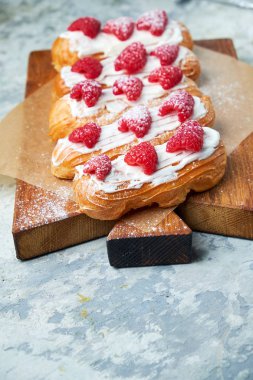 Kek eclair. Gri dokulu arka plan. Güzel servis yemekleri. Tatlı. Besin zinciri