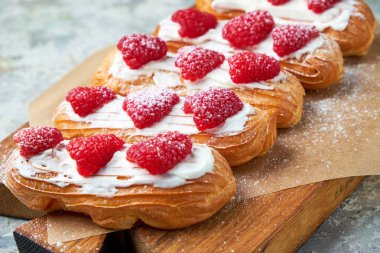 Kek eclair. Gri dokulu arka plan. Güzel servis yemekleri. Tatlı. Besin zinciri