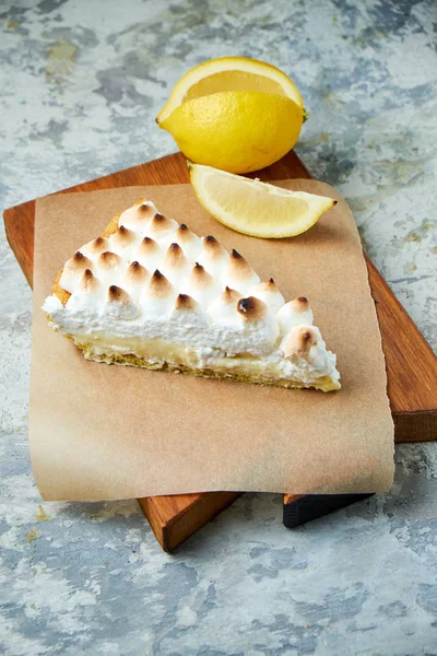 Lemon tart . Gray textured background. Beautiful serving dishes. Dessert. Food chain — Stock Photo, Image