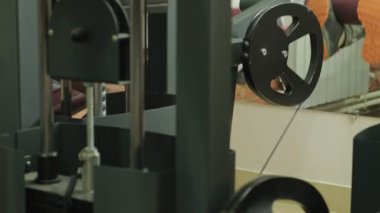 Spor salonundaki adam. Fitness. Sağlıklı yaşam tarzı