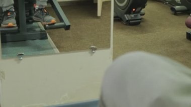 Spor salonundaki adam. Fitness. Sağlıklı yaşam tarzı