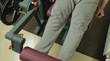 Spor salonundaki adam. Fitness. Sağlıklı yaşam tarzı
