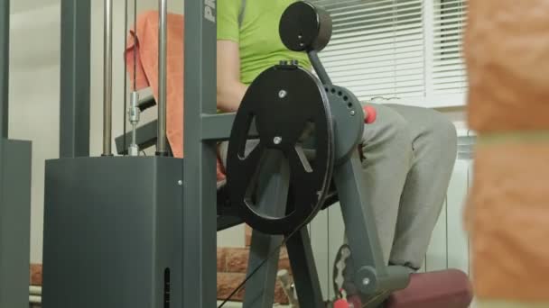 Mannen i gymmet. Fitness. Hälsosam livsstil — Stockvideo