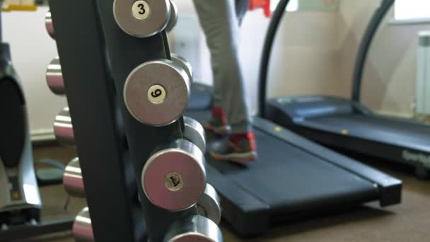 Un hombre en una cinta en el gimnasio. Estilo de vida saludable y activo . — Vídeo de stock