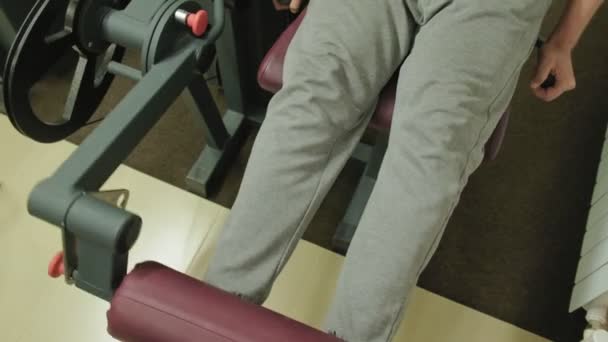 Mannen i gymmet. Fitness. Hälsosam livsstil — Stockvideo