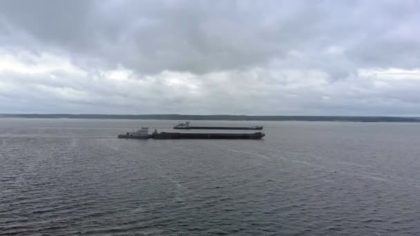 Inquérito aéreo, vista superior. Uma barcaça com a areia do navio está flutuando no rio . — Vídeo de Stock